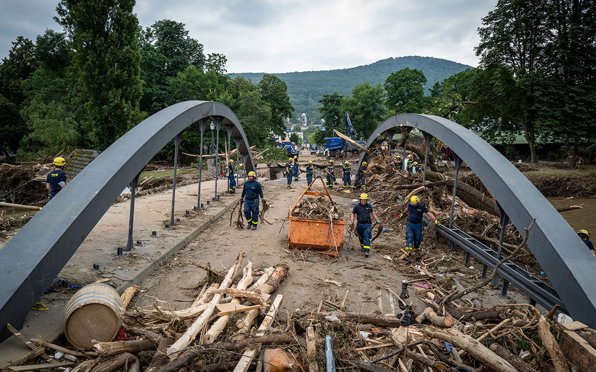 In Bad Neuenahr bauen THW-Kräfte eine Ersatzbrücke, um das vom Hochwasser betroffene Gebiet wieder an die Infrastruktur anzubinden.<br>Quelle: THW/Max Mölkner