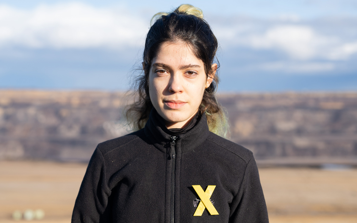Darya Sotoodeh ist Sprecherin von Fridays for Future Deutschland. Sie gehört zu den prominenten Unterstützenden des 54. Internationalen Jugendwettbewerbs „jugend creativ“ zum Thema „Der Erde eine Zukunft geben“.<br>Foto: Timo Förster