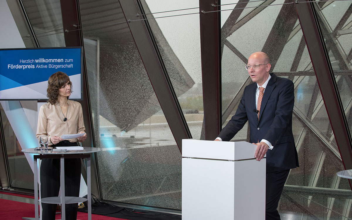 Dr. Cornelius Riese, Vorsitzender des Stiftungsrates der Aktiven Bürgerschaft und Co-Vorstandsvorsitzende der DZ BANK AG zusammen mit Moderatorin Kerstin Hermes.<br><span class="copyright">Fotos: @Werner Kissel / Stiftung Aktive Bürgerschaft</span>