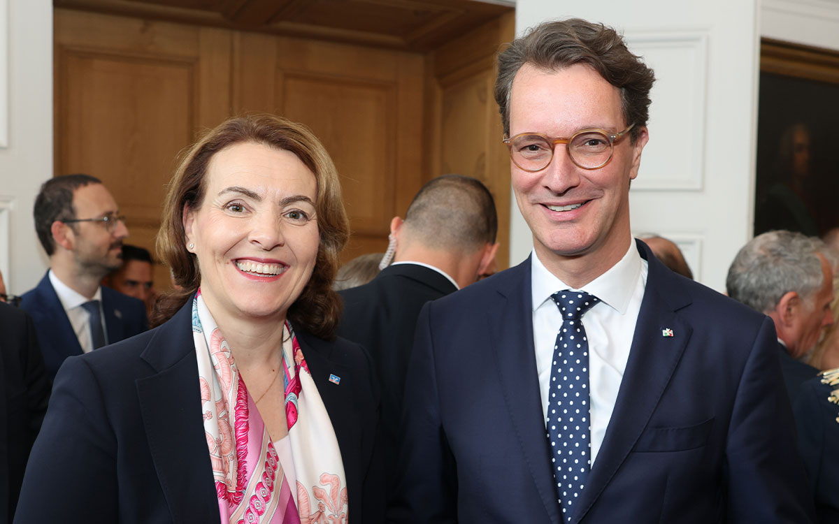 BVR-Präsidentin Marija Kolak zusammen mit dem Ministerpräsidenten von Nordrhein-Westfalen Hendrik Wüst.