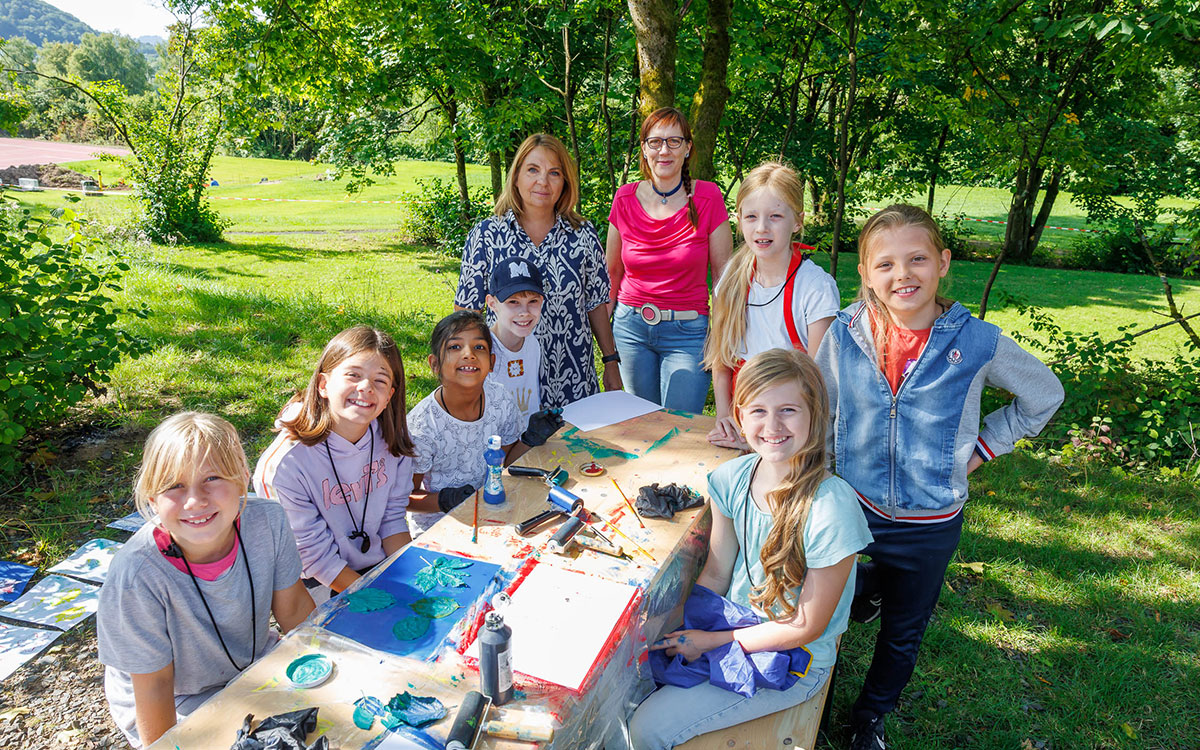 Bundespreisträgerakademie 55. Jugendwettbewerb „Echt digital“ - Eindrücke aus der Werkstatt digitale Bildgestaltung. In der Werkstatt „Digitale Bildgestaltung – digitales Zeichnen“ erproben Kinder der Klassen 1 bis 4 kreative Crossover-Techniken mit analogen und digitalen Mitteln. Quelle: BVR / Fotograf: Stefan Obermeier