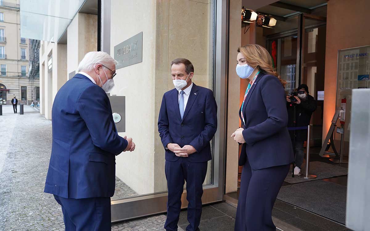 Bundespräsident Frank-Walter Steinmeier wird empfangen von BVR-Präsidentin Marija Kolak und DOSB-Präsident Alfons Hörmann