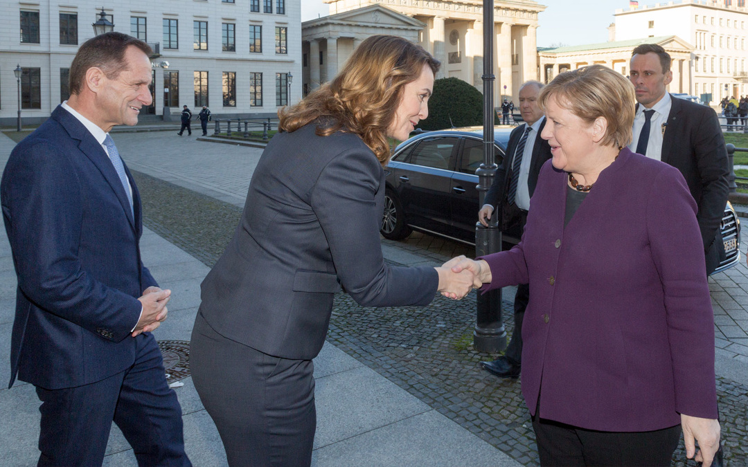 Thomas Ullrich, Vorstand der DZ BANK, Bundeskanzlerin Angela Merkel, BVR-Präsidentin Marija Kolak und DOSB-Präsident Alfons Hörmann bei der Preisverleihung Ende Januar 2020 in Berlin.