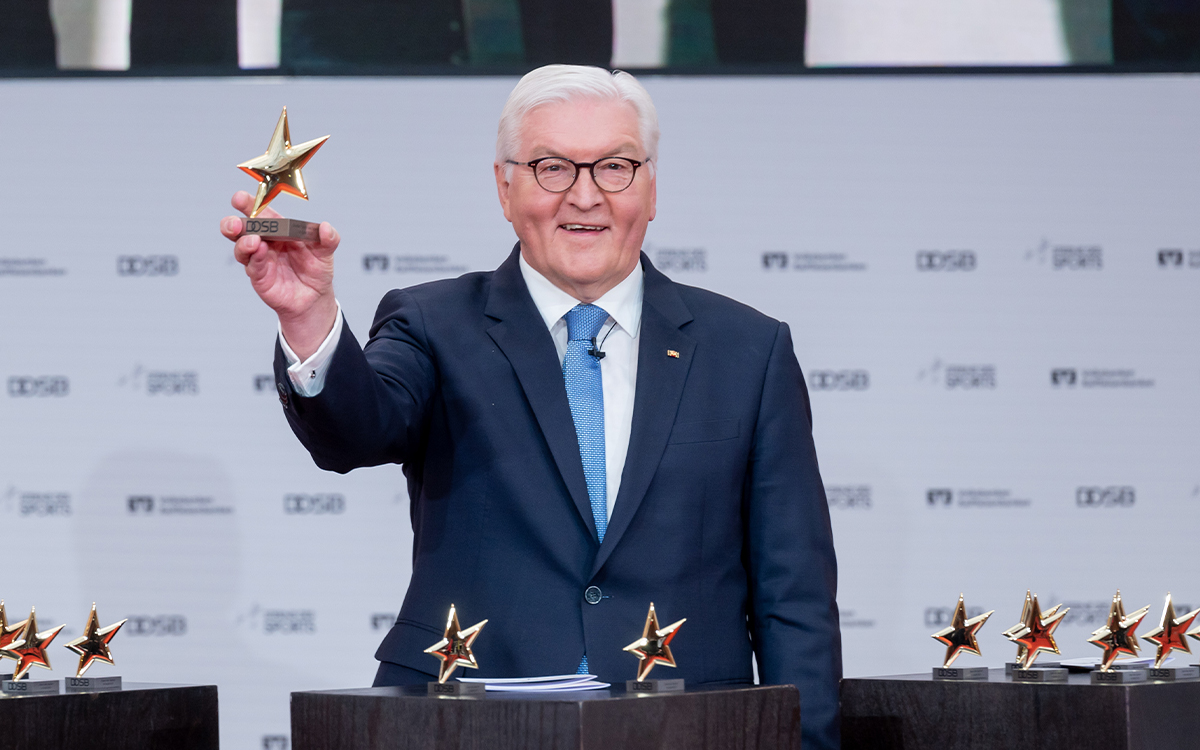 Chapeau! Bundespräsident Frank-Walter Steinmeier feiert die Sieger.
