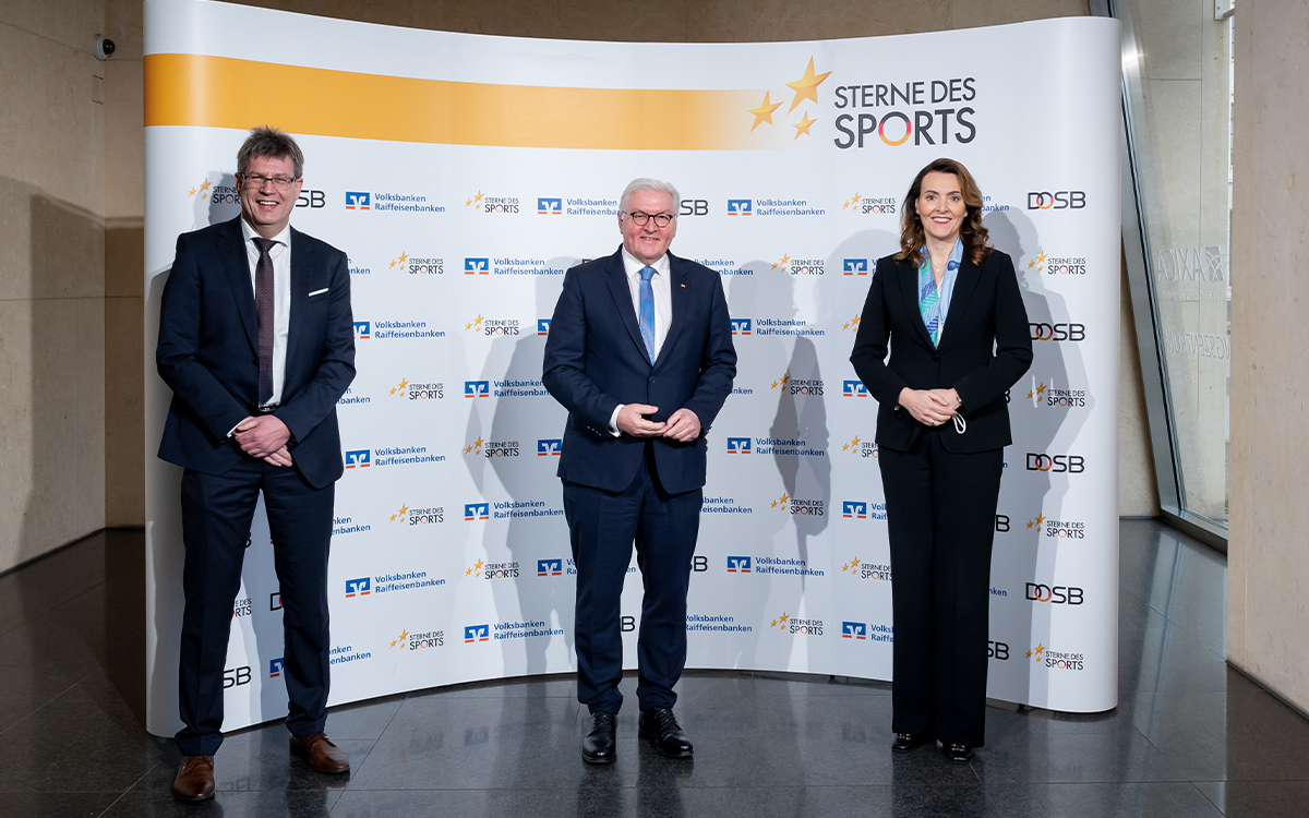 Gratulation! DOSB-Präsident Thomas Weikert, Bundespräsident Frank-Walter Steinmeier und BVR-Präsidentin Marija Kolak (von links) überbrachten die frohe Kunde..