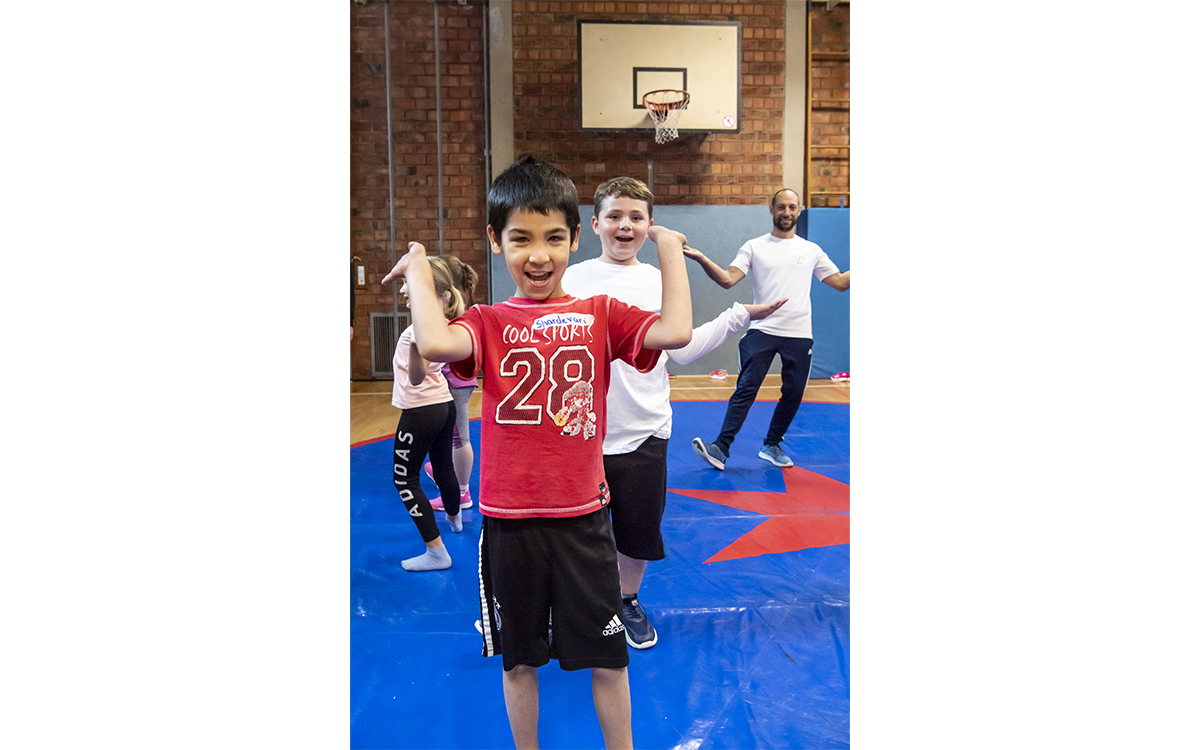 Beim Üben in der Turnhalle zeigen die Schülerinnen und Schüler Haltung.