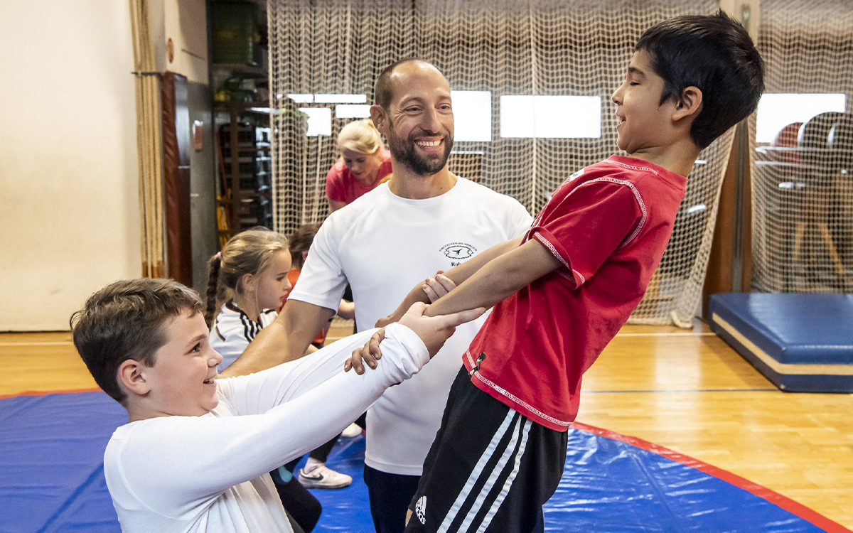 Robert Sperlich beim Training mit den jungen Artisten.